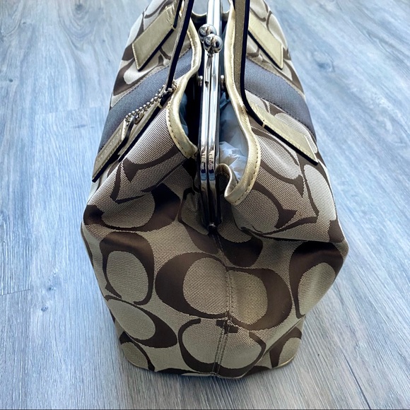 *SOLD* Coach Purse Signature Collection - Picture 5 of 8